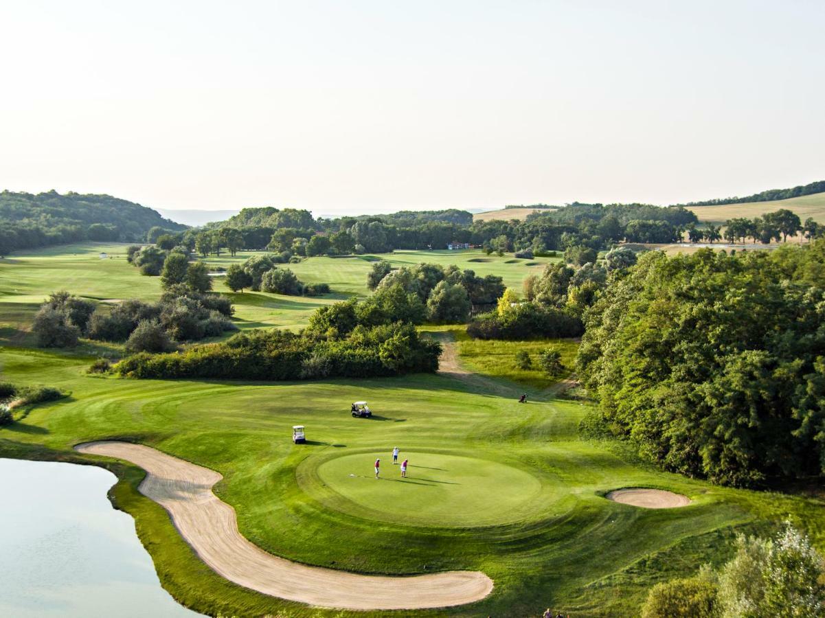 مبيت وإفطار Alcsutdoboz Pannonia Golf & Country Club المظهر الخارجي الصورة